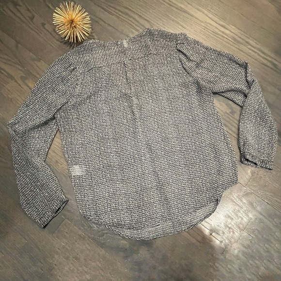 Joie 100% Silk Black/White Geo Print Blouse Chiffon Size Medium - Picture 6 of 6